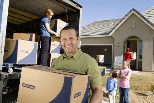 Packing and loading support for removals van service